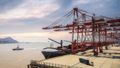 奉陪到底，中方放开手脚，美方当着大使面表态：中国绝不能成敌人