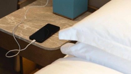 建议睡觉时把手机放1.5米以外？不是因为辐射，而是→