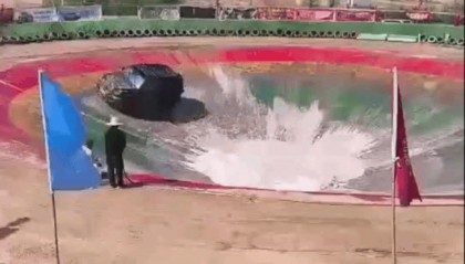 汽车在网红“聚宝盆”炫锅场漂移致一人身亡，专业人士：商业险可能不赔