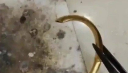 金手镯剪开流出液体，女子疑遇“注水黄金”