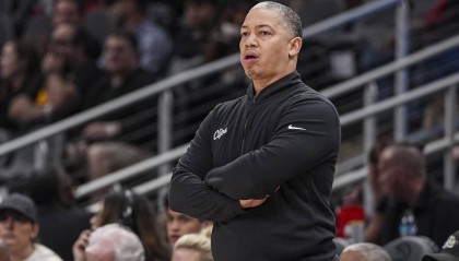 离谱！快船本赛季首次全员出战 但主教练因伤缺席