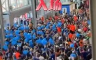 日本球迷挥舞垃圾袋入场，在世界杯赛后捡垃圾，被本国民众批评“出国作秀”：也请捡捡涩谷街头的垃圾吧