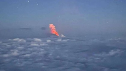 俄8.7级强震来袭瞬间：海狮跳入海中避险，岩石泥沙倾泻而下！震后一火山喷发