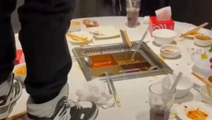 2名男子往海底捞火锅小便案判决已生效！家长判赔220万