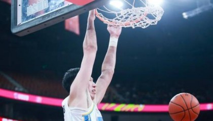 首战旧主！周琦仅10+4 攻防两端遭莫兰德压制