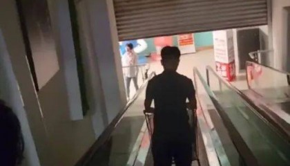 江苏苏州一大润发店员着急下班，强制关闭载客中电梯！经理致歉：已警告处罚