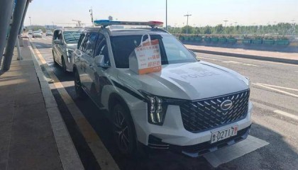 6年来“准时”出现在警车引擎盖上的蛋糕，谁送的？