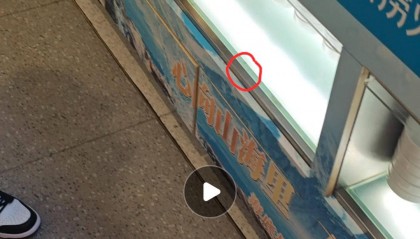 【紫牛头条】游泳教练在海底捞拿蘸料时触电受伤，电从哪来？海底捞回应