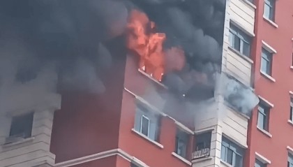 黑龙江一小区突发火情有人坠楼；北安消防：火已扑灭，事故原因正调查