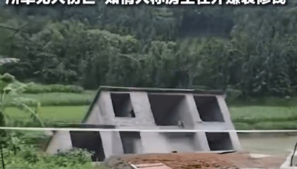 广西百色一5层楼房倒塌，楼体突然下坠“栽”入河中！当地回应：系村民自建房，无人员受伤