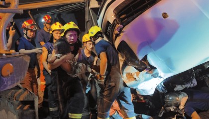 100吨砂石下“死里逃生”，密云一家四口走进消防站送锦旗