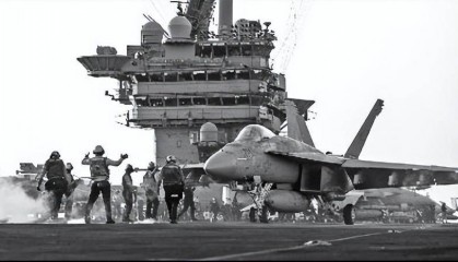 躲胡塞武装袭击，美航母舰载机坠海