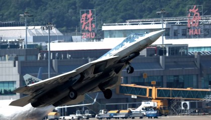 眼镜蛇机动！俄罗斯战机苏-57，在珠海上空高难度“炫技”！