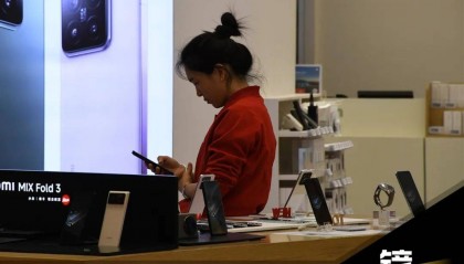 “陪笑俩小时卖不出一台”，曾躺着都赚钱的县城手机店正在慢慢“死亡”