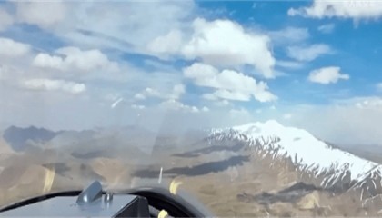 歼20一飞冲天，弹仓打开，导弹飞射而出，精准击落目标