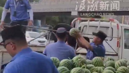 南京一西瓜摊贩与城管起纠纷当场砸瓜，该怎么看？