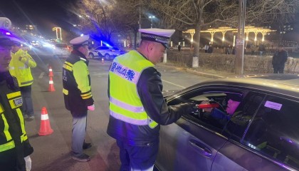 黑龙江省绥化市公安局交警支队肇东大队开展冬季酒驾夜查行动