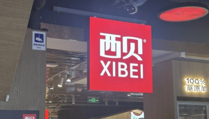 实探整改后的西贝门店：餐厅满员，多位家长带儿童就餐；降价几元；后厨改为现场制作