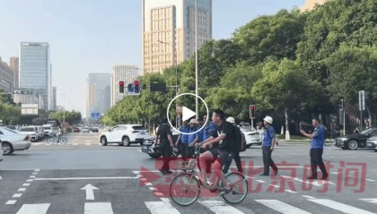 成都一流动商贩因占道经营与城管发生冲突，持菜刀威胁执法人员！工作人员回应：已报警处理