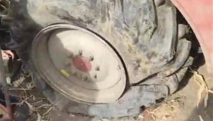 哈尔滨多处玉米地出现尖锐角铁，多台农机被扎胎，警方介入