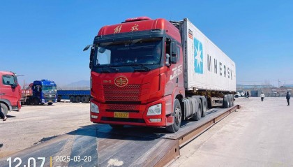 汽修店老板道路救援支千斤顶，大货车箱体侧翻致其身亡；五莲县警方：不属车祸建议自诉