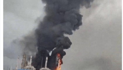 突发！俄核电站、港口遭袭，一架无人机残骸引发炼油厂大火！美媒：特朗普立场出现重大转变