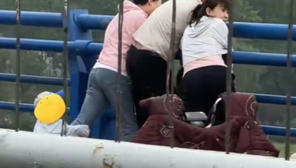 山西临汾一女子欲跳桥，女护士施救时孩子也抱腿帮忙