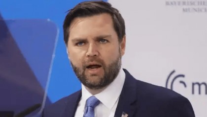 贸易战把美国给打醒了，万斯亲口承认：美国“称霸的时代”结束了