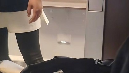 女子拒绝宝妈换铺后遭言语攻击，12306：应对号入座，若无法协调，建议报警处理