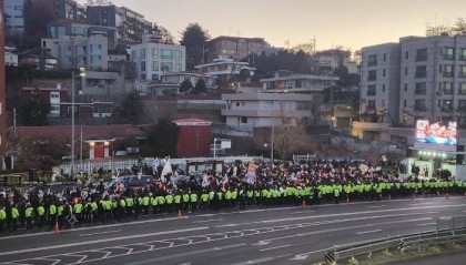 持续更新 | 韩国公调处调查官与总统官邸内军方发生对峙