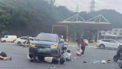 广州白云区一车辆撞倒学生，家长建议加装红绿灯