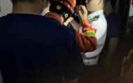永州一小区发生电梯故障致多人被困，一名49岁女子跳出轿厢时坠亡，家属质疑物业保安打开轿厢违规操作