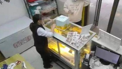 因蛋糕上放鲜花20多家店被同一人举报，商家怀疑职业打假，举报者回应