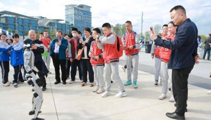 仿生四足机器人、飞行模拟器……好酷的课前预热！35支成都科技团队亮出家底绝活