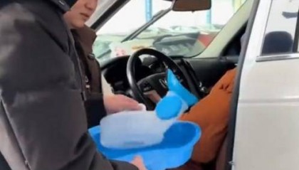 女子卖车反悔强行吃住在车里90小时后续:双方解除卖车约定