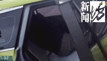 留下你的警号！男子出租车内痛到打滚，送医后却缠住民警