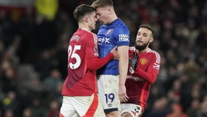 英超-多古送礼+染红马奎尔制胜 十人曼联3-2伊镇近4轮首胜