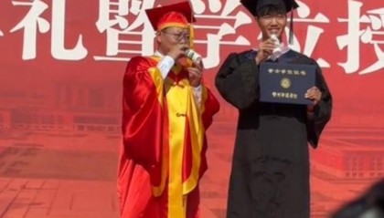 一米八男生毕业典礼上掏出两瓶娃哈哈和校长“干杯”，该校去年还有学生给校长送一条猪肉