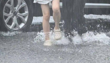 重庆突降暴雨，当地一条商业街涨水现迷你版“黄果树瀑布”