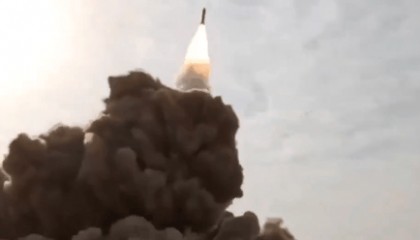 伊朗媒体发布画面：也门胡塞武装成功向以军事基地发射高超音速导弹