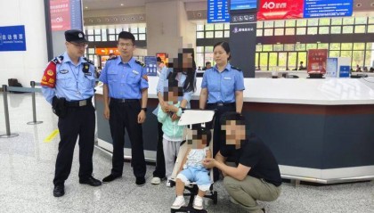 父母睡过头5岁哥哥带2岁妹妹独自下高铁，民警陪伴等待家长返回