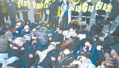 两派民众激烈对峙，两大政党同遭恐吓，尹锡悦支持者躺官邸前阻挠逮捕