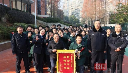 湖北咸宁一学生放学路上捡到手机交给警方，民警和失主进校给他送“大礼包”