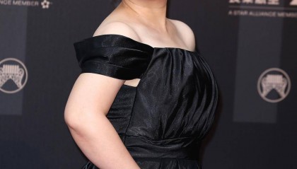 女歌手自曝曾被母亲要求“生吞鸡蛋”，不吃就挨打