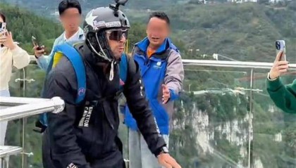 视频疯传！外国男子云南跳伞开伞失败，急速坠落？景区澄清：视频不完整，开伞成功了