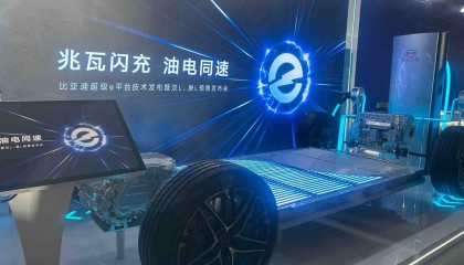 比亚迪再放大招，将在全国建4000多座“兆瓦闪充站”，王传福：追求在充电上实现油电同速