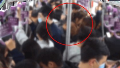 男子北京地铁内猥亵女乘客，被抓后下跪求原谅！警方：拘