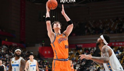 王哲林赛后第一时间前往医院 背靠背战首钢受影响