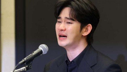 金秀贤为何在记者会上多次喝水，网友请DeepSeek解读