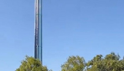 郑州方特跳楼机载客高空悬停七八分钟，工作人员：经查设备未发生故障